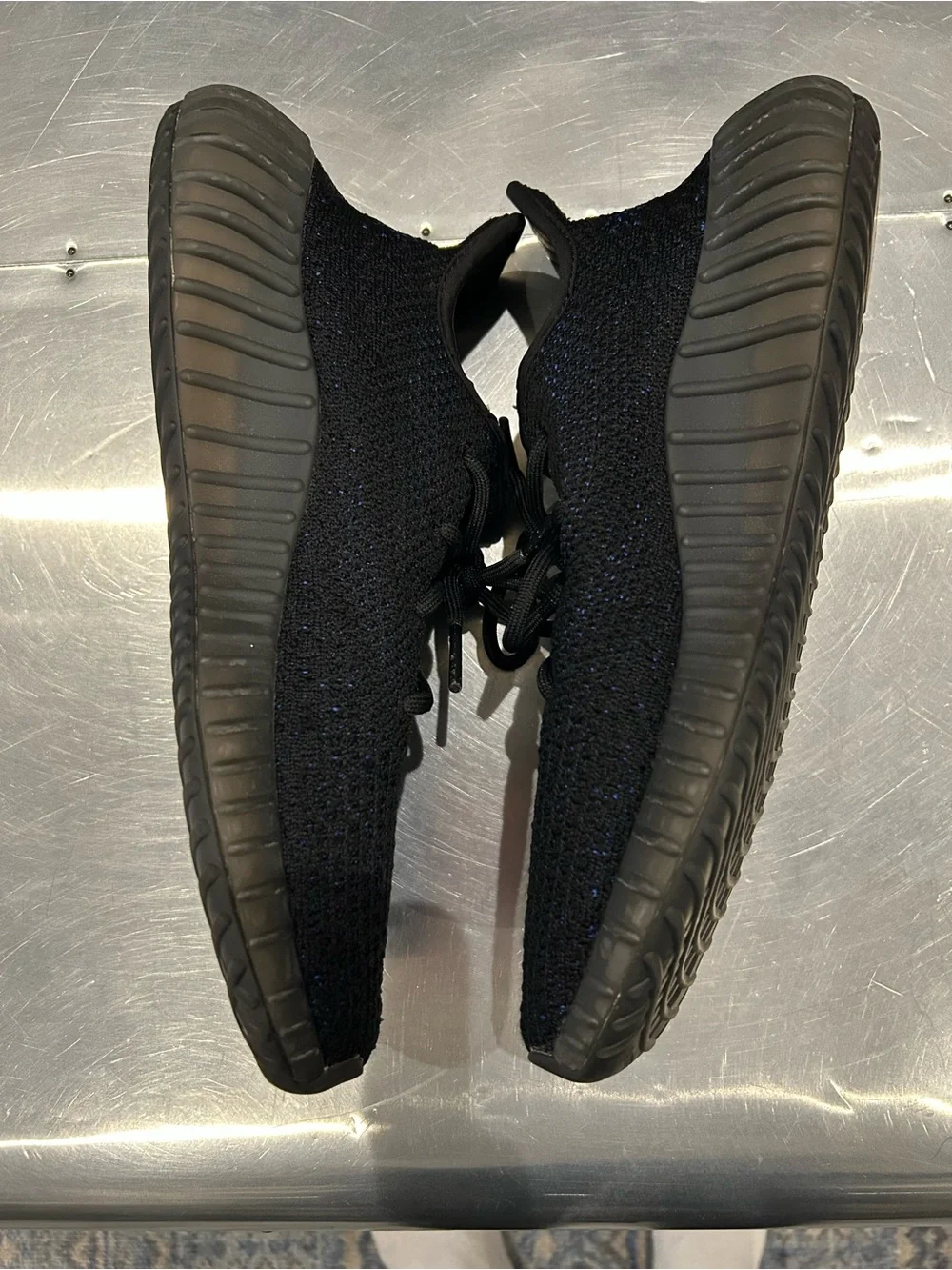 YEEZY BOOST 350 V2 BLACK SNEAKER WITH BLUE STRIPE